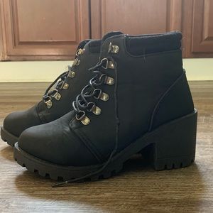 Size 7 black chunky boot.